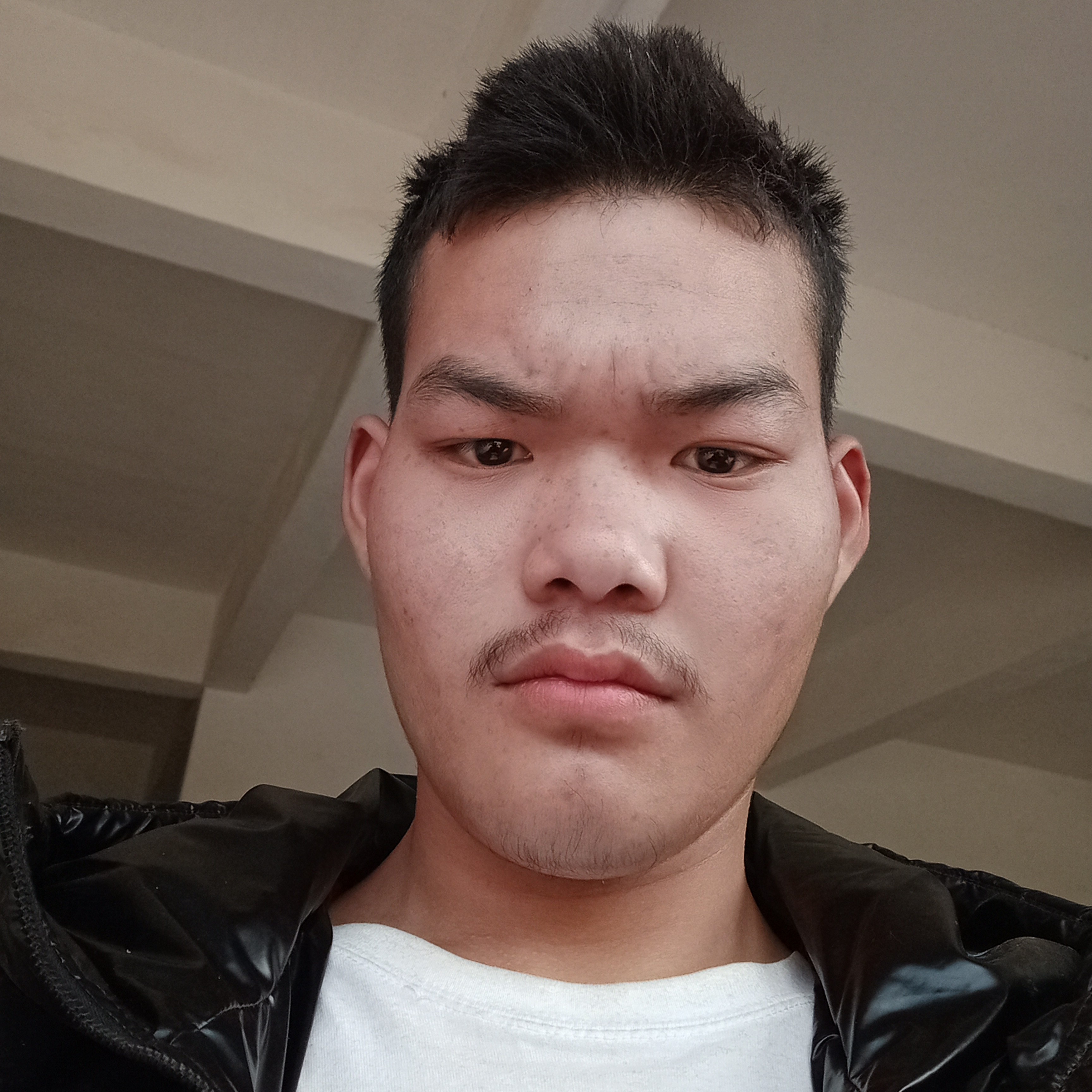 韶华拿忧郁的照片