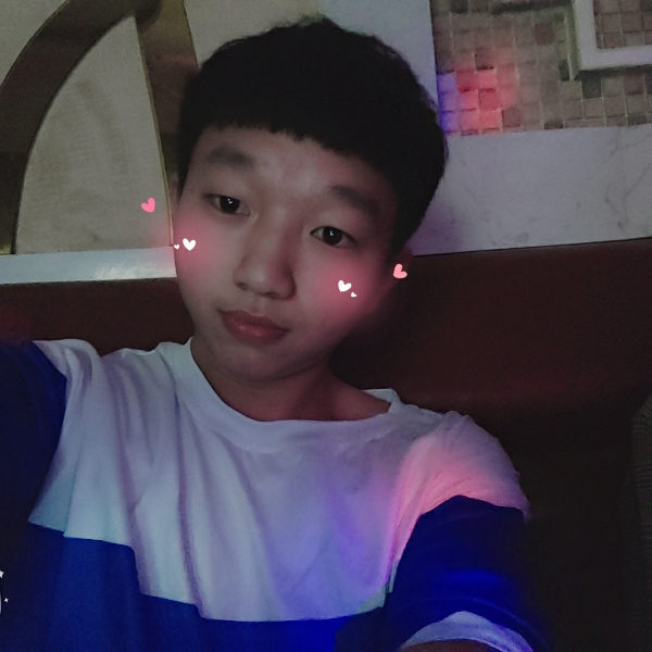 多情浅吻金鱼的照片