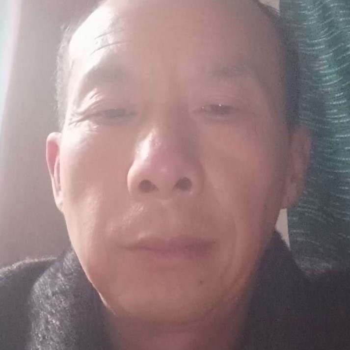 花生拿现实的照片