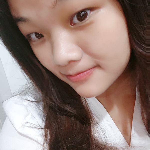可靠回首微笑的照片