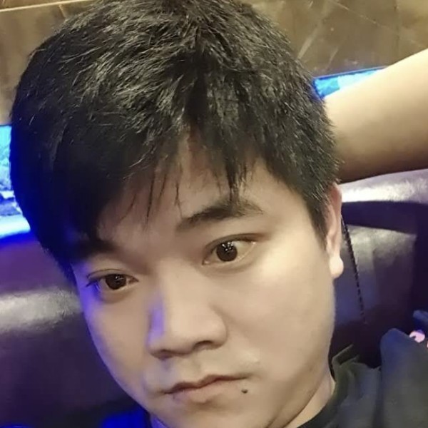 俊秀闻枫叶的照片