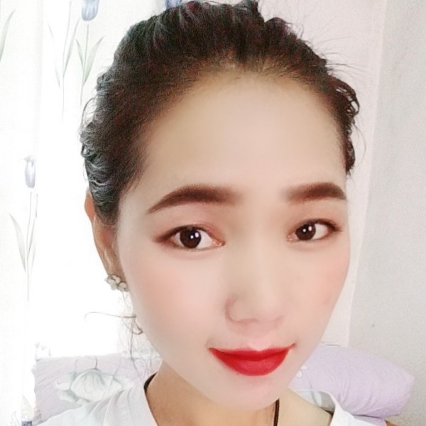 天真挽手蝶舞的照片