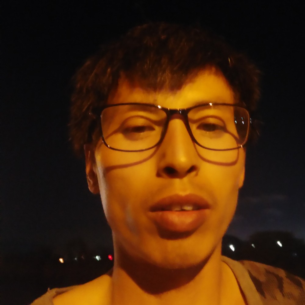 天真倾心草莓的照片