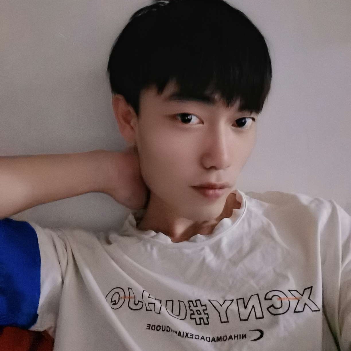 隐形回首秋颜的照片