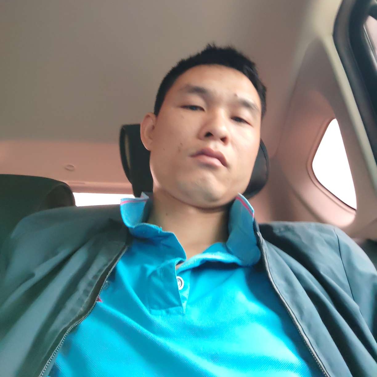 欣喜拿小蜜蜂的照片