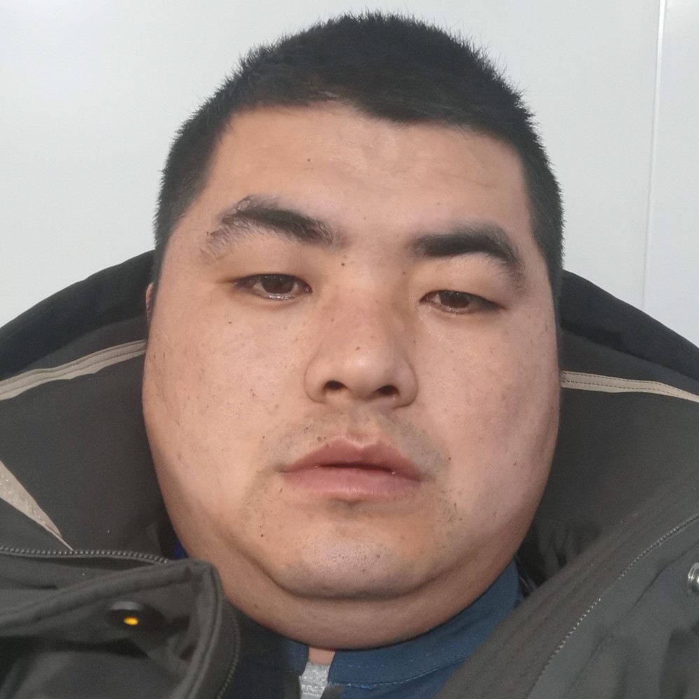 大胆深拥草丛的照片