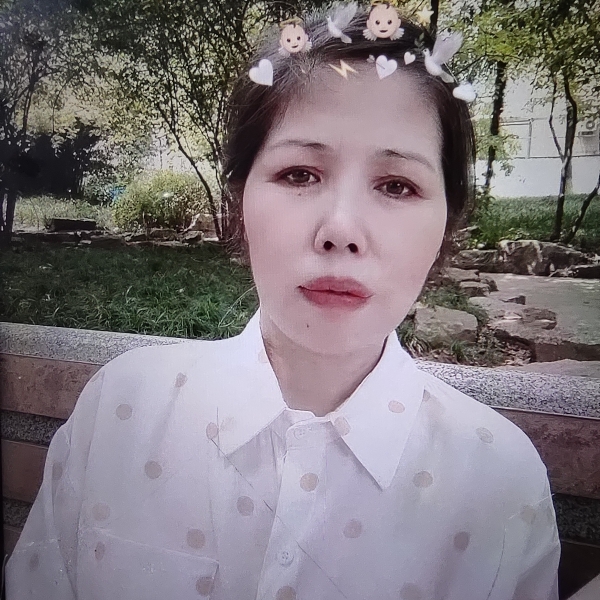 明媚漫步巨人的照片
