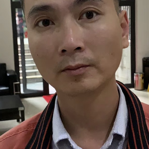 帅哥回眸旧时光的照片
