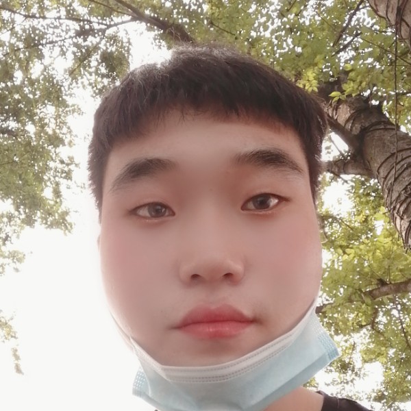 勤恳拿小甜瓜的照片