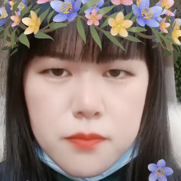 口红女孩的照片