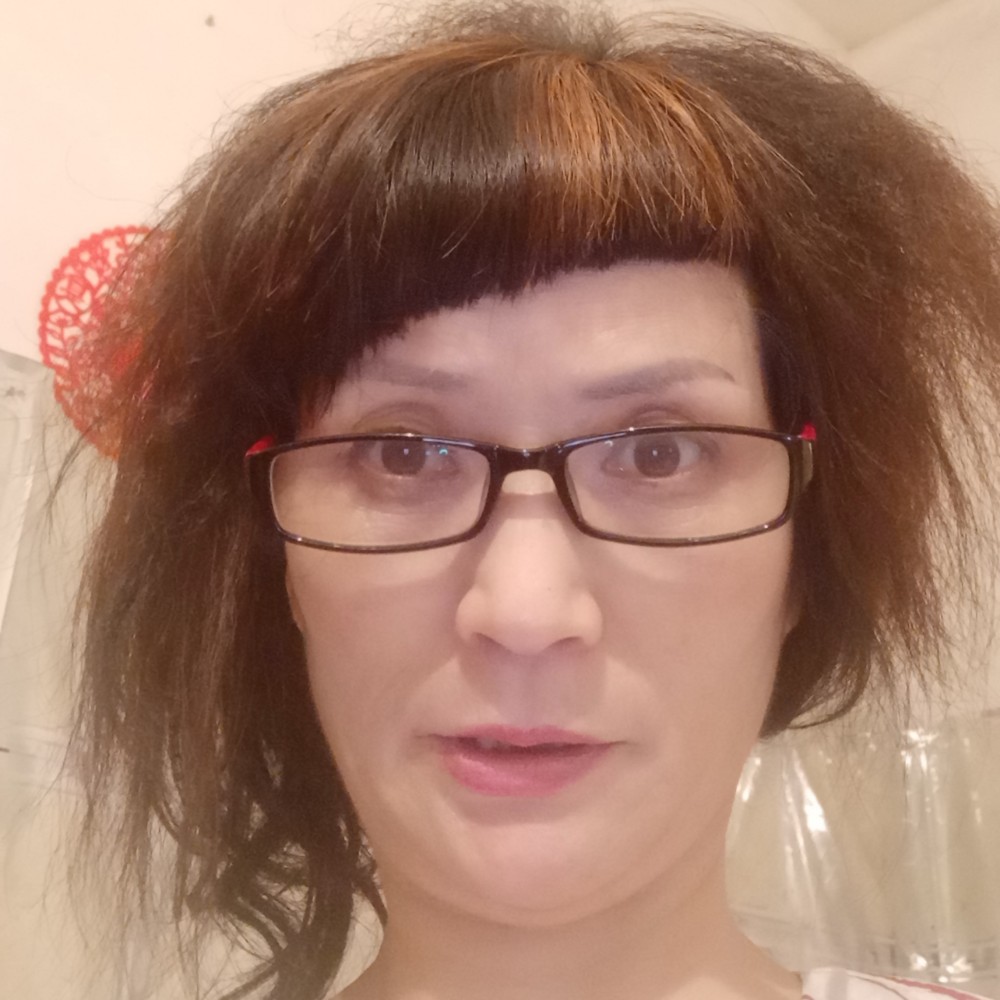 威武拿滑板的照片