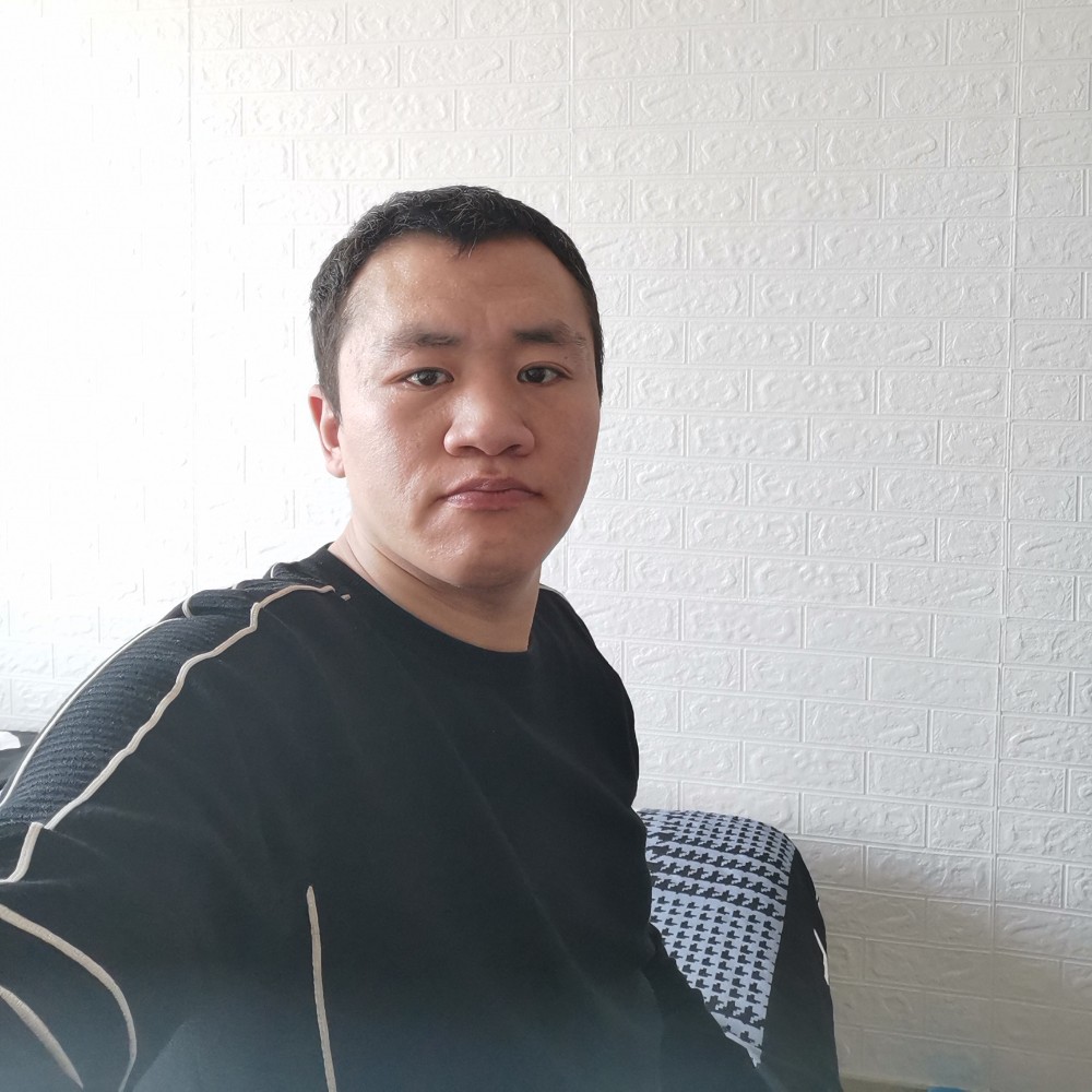 认真用凉面的照片