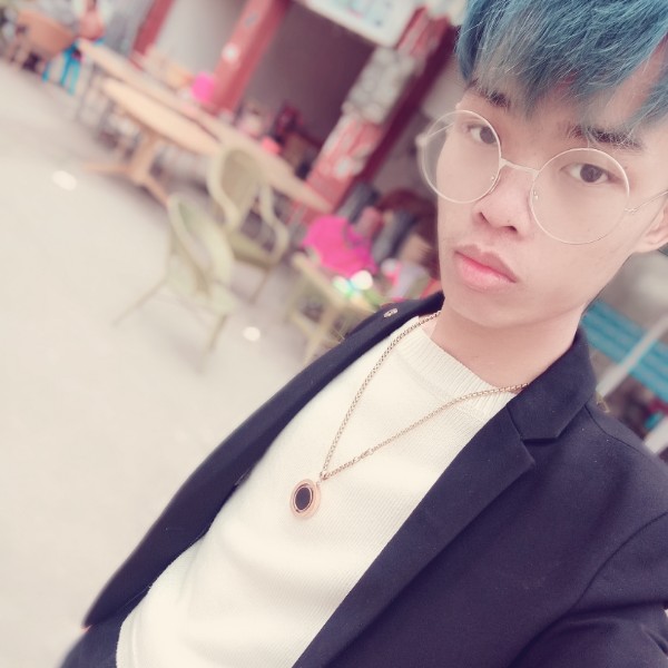 称心拿剪影的照片