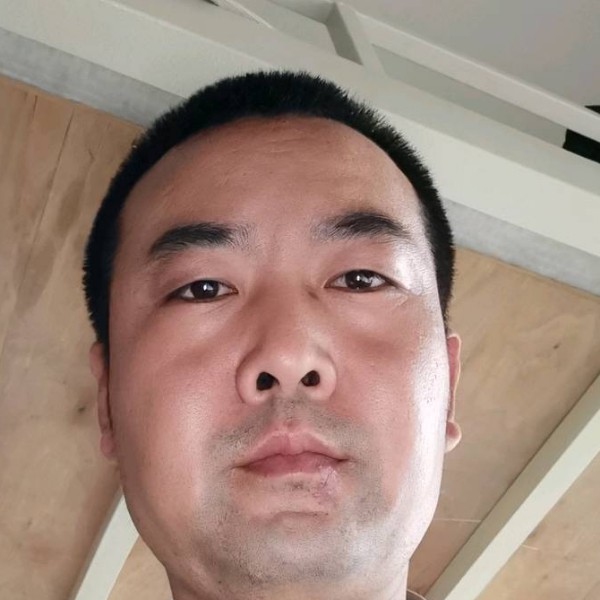 鞋垫俊秀的照片