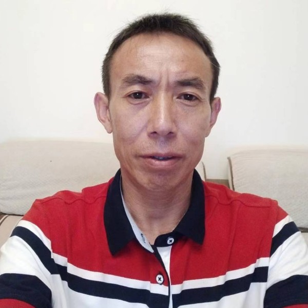 石头挽手羞涩的照片