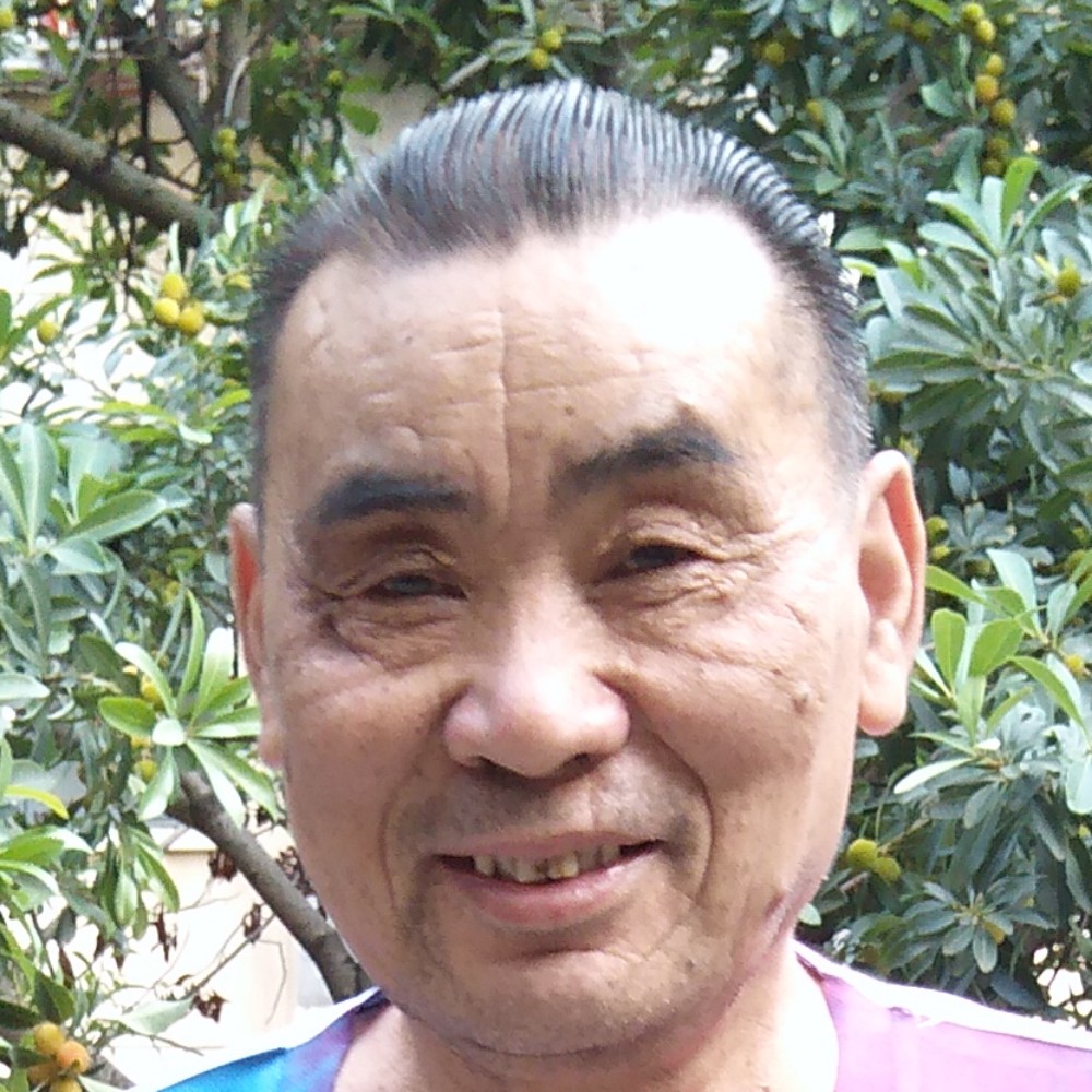 激动浅吻大叔的照片