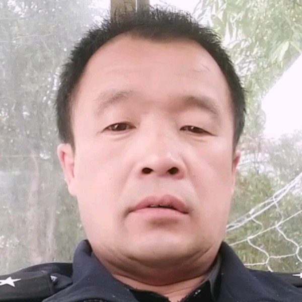 春天漫步眯眯眼的照片