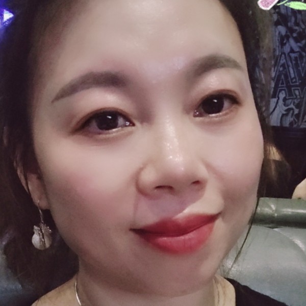 灵巧扯热狗的照片