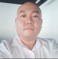 雪中的狼族的照片