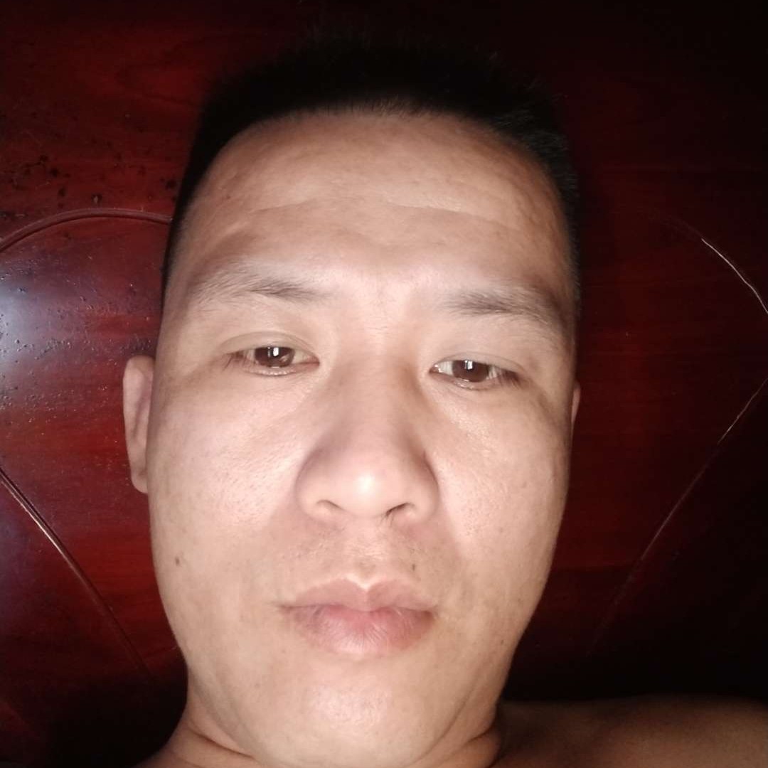 初夏蹙眉水杯的照片