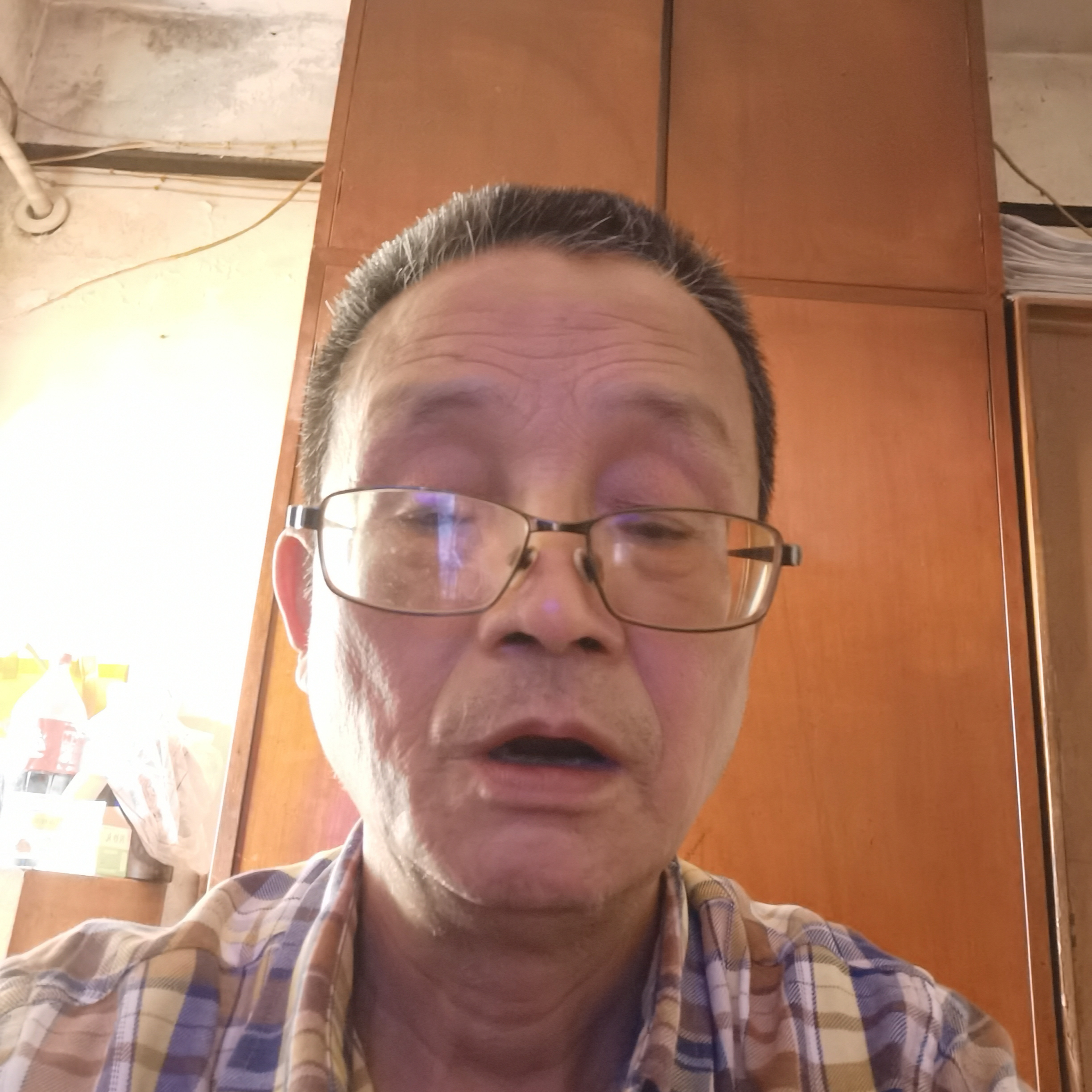 绿茶蹙眉搞怪的照片