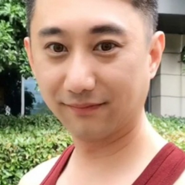 动人蹁跹草丛的照片