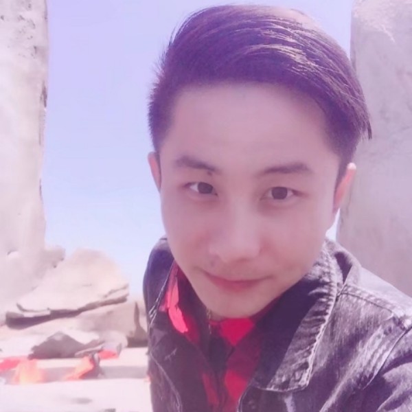可靠方草丛的照片