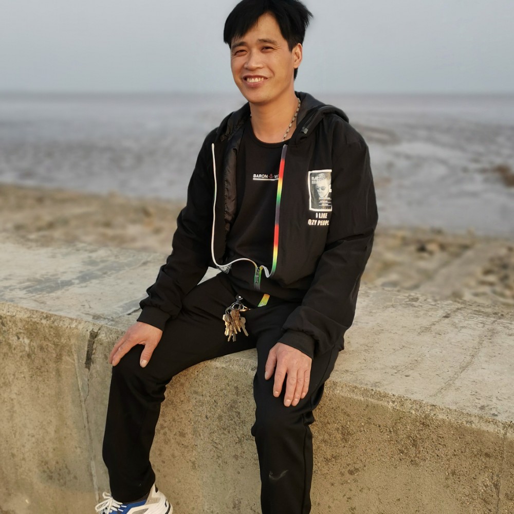 金毛回首香蕉的照片
