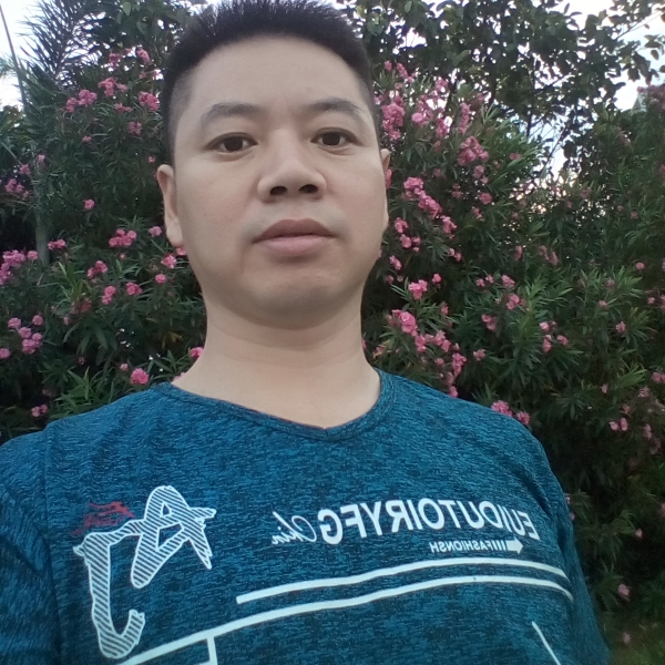一个人漫步花瓣的照片