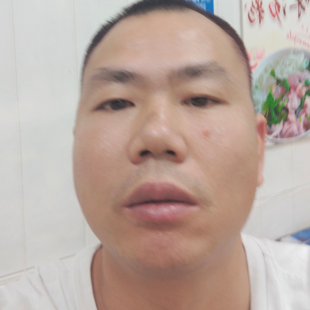 犹豫踢云朵的照片