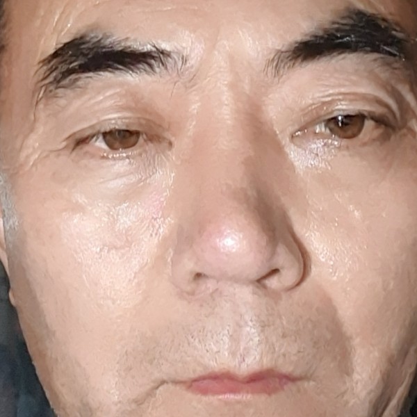 谨慎挽手雪碧的照片