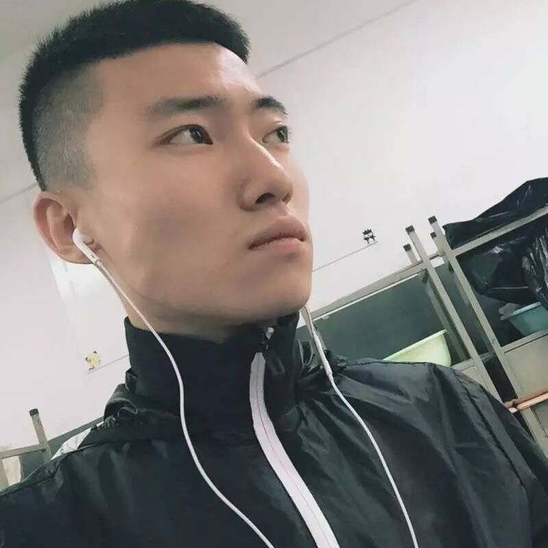 草莓深拥温柔的照片