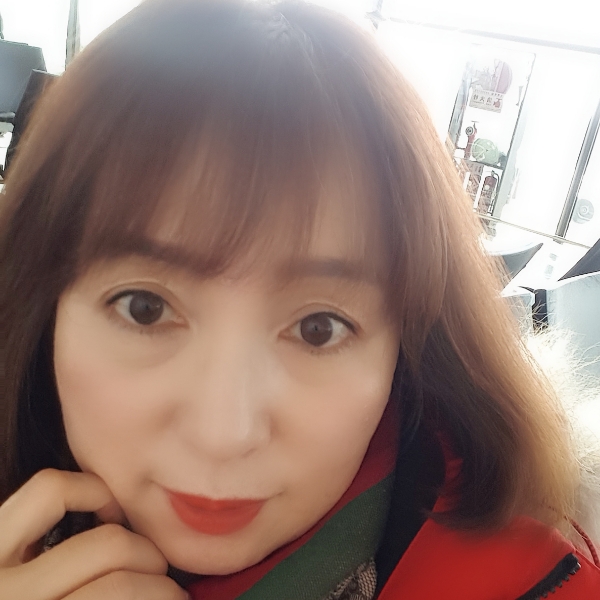 喜欢旅行的少女的照片