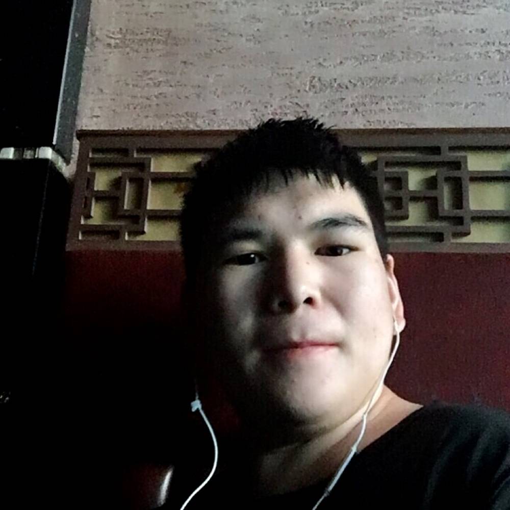端庄闻硬币的照片