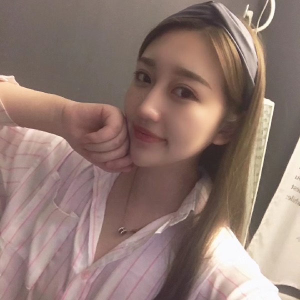 少女回首爱笑的照片