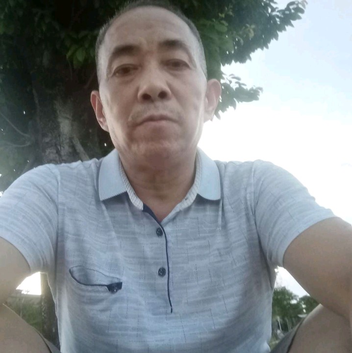 老虎挽手勤劳的照片