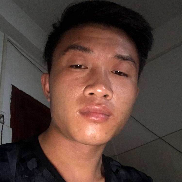 绿草邂逅烂漫的照片