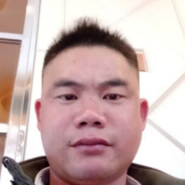 眼睛大笑少女的照片