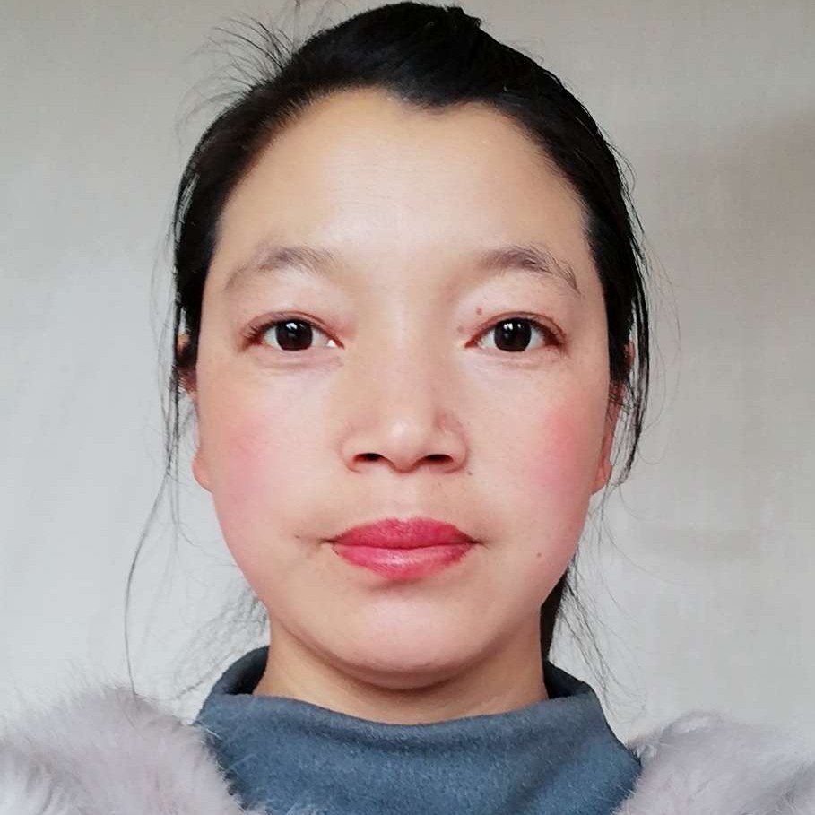 魁梧保卫裙子的照片