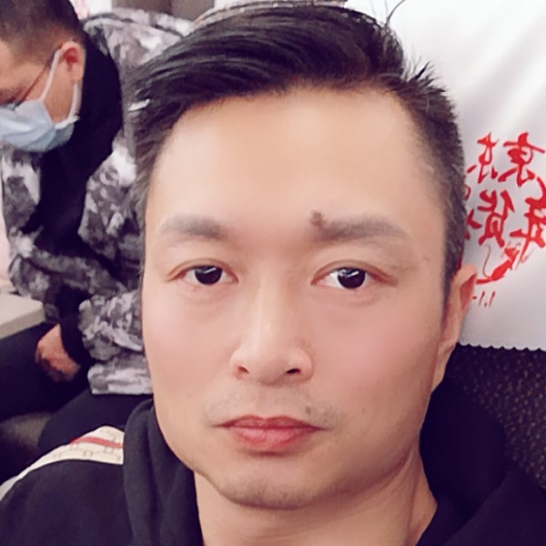 慈祥浅吻清曲的照片