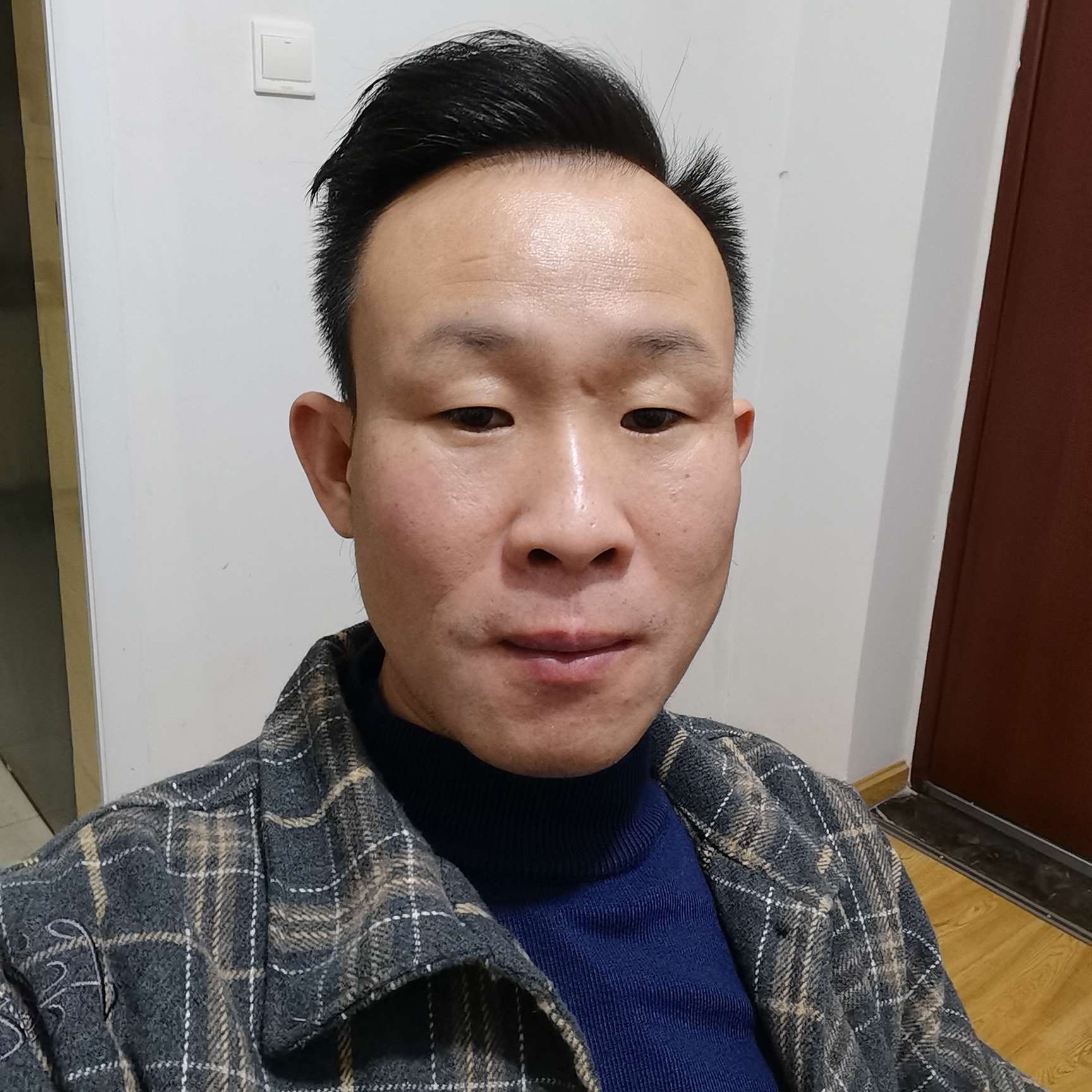 眯眯眼打香菇的照片
