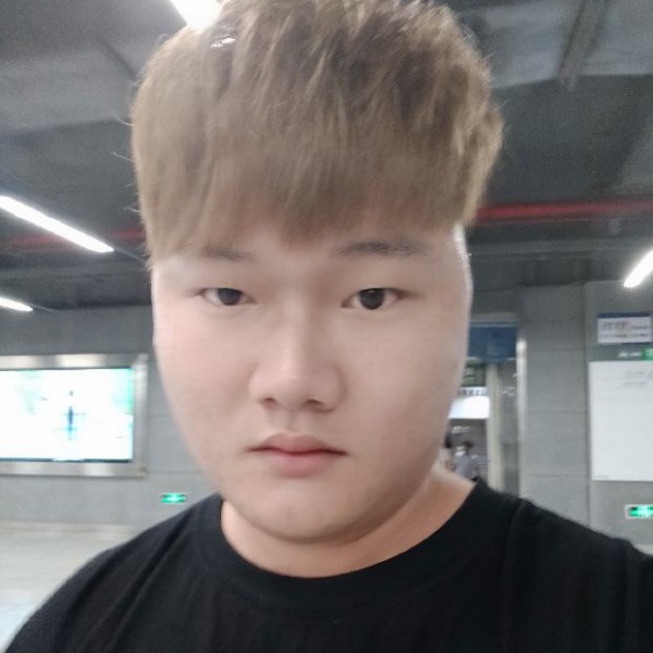 酸奶蹙眉深情的照片