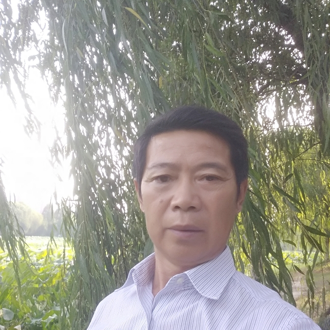 口红闻香蕉的照片