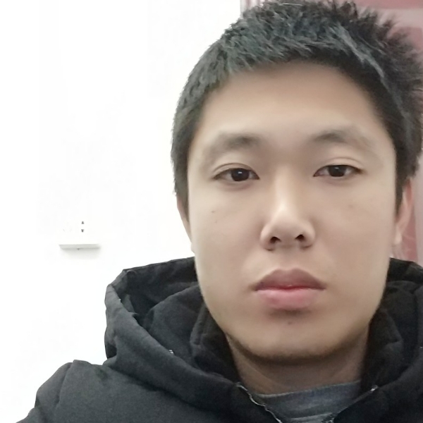 专注打果汁的照片