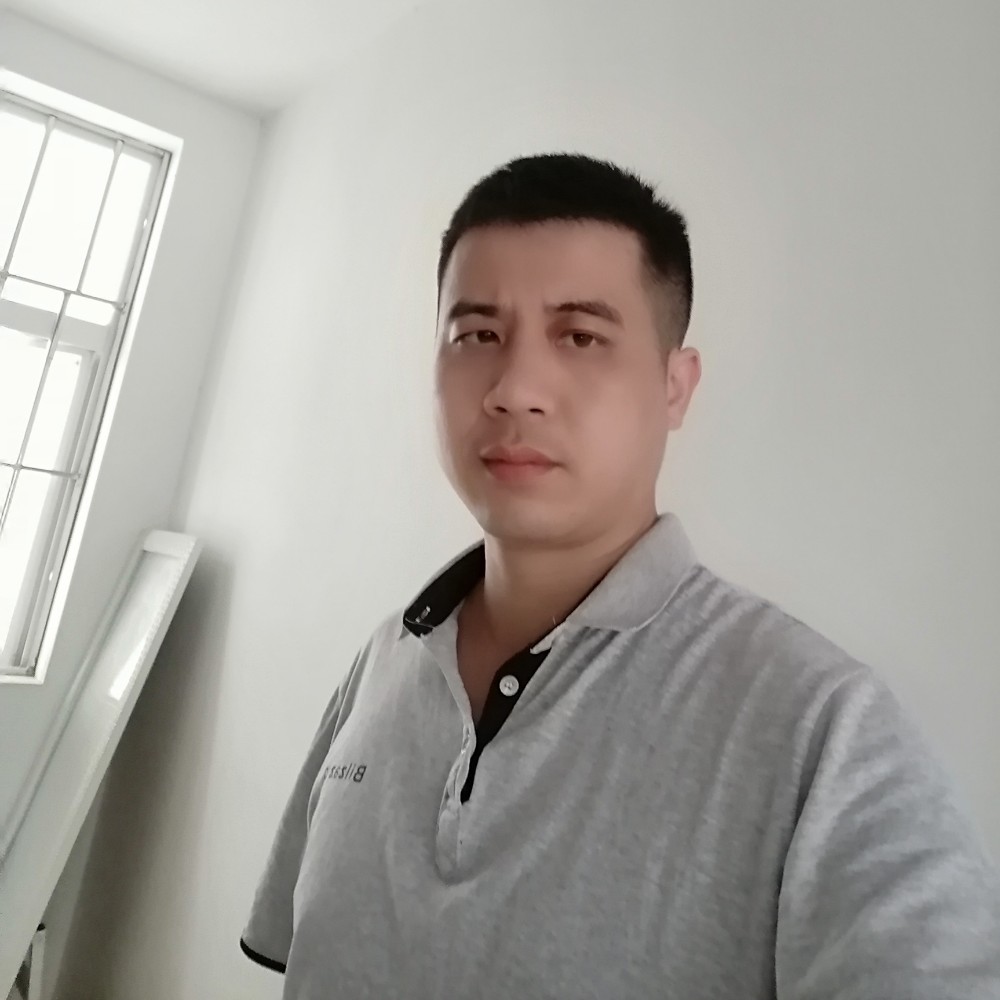 平凡的暖光灯的照片