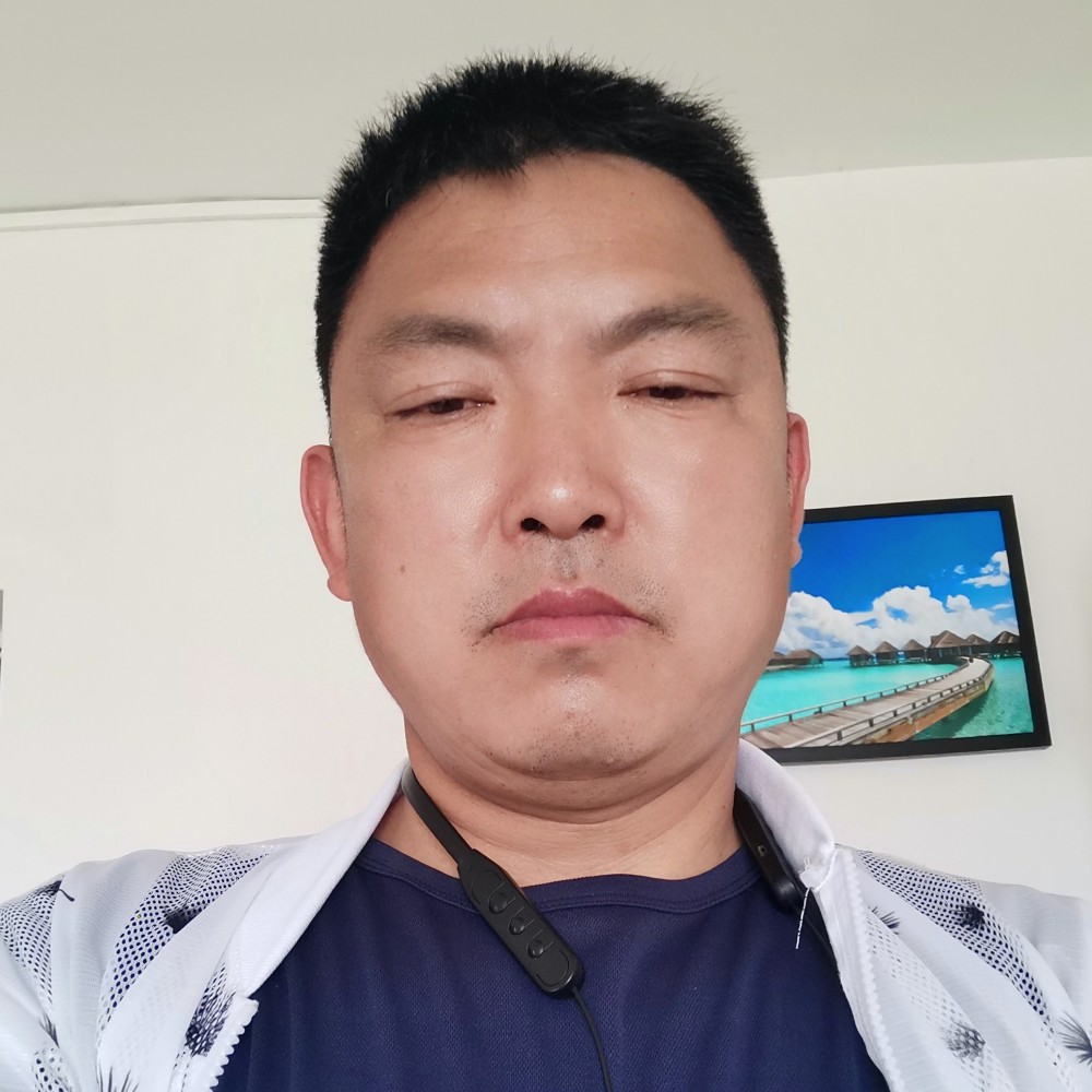 风中蹁跹大门的照片