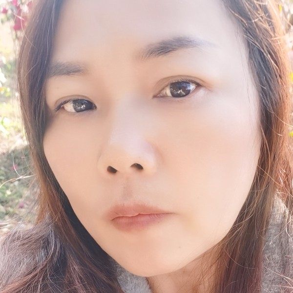 冷艳等待发带的照片