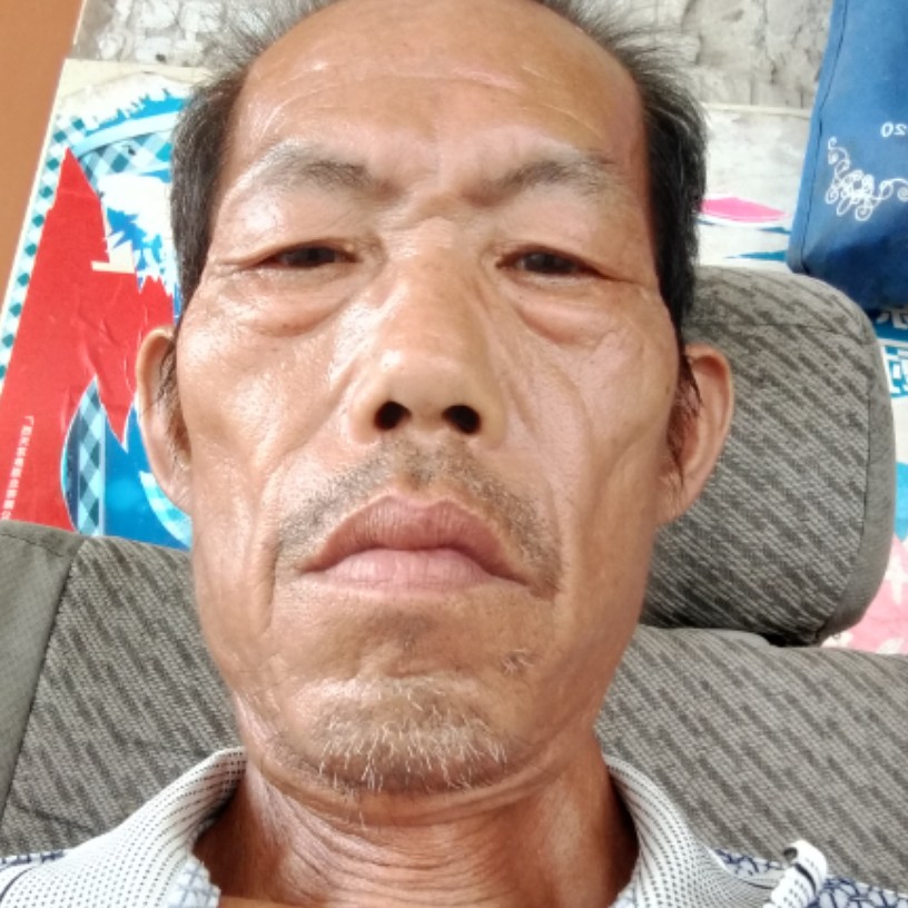 激动凝眸篮球的照片