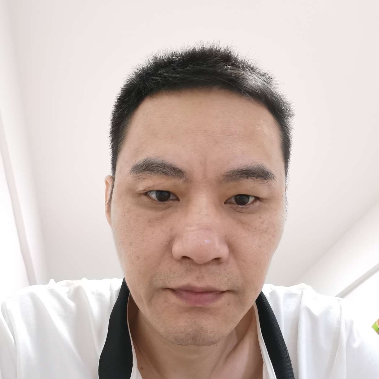 凉面深拥健壮的照片