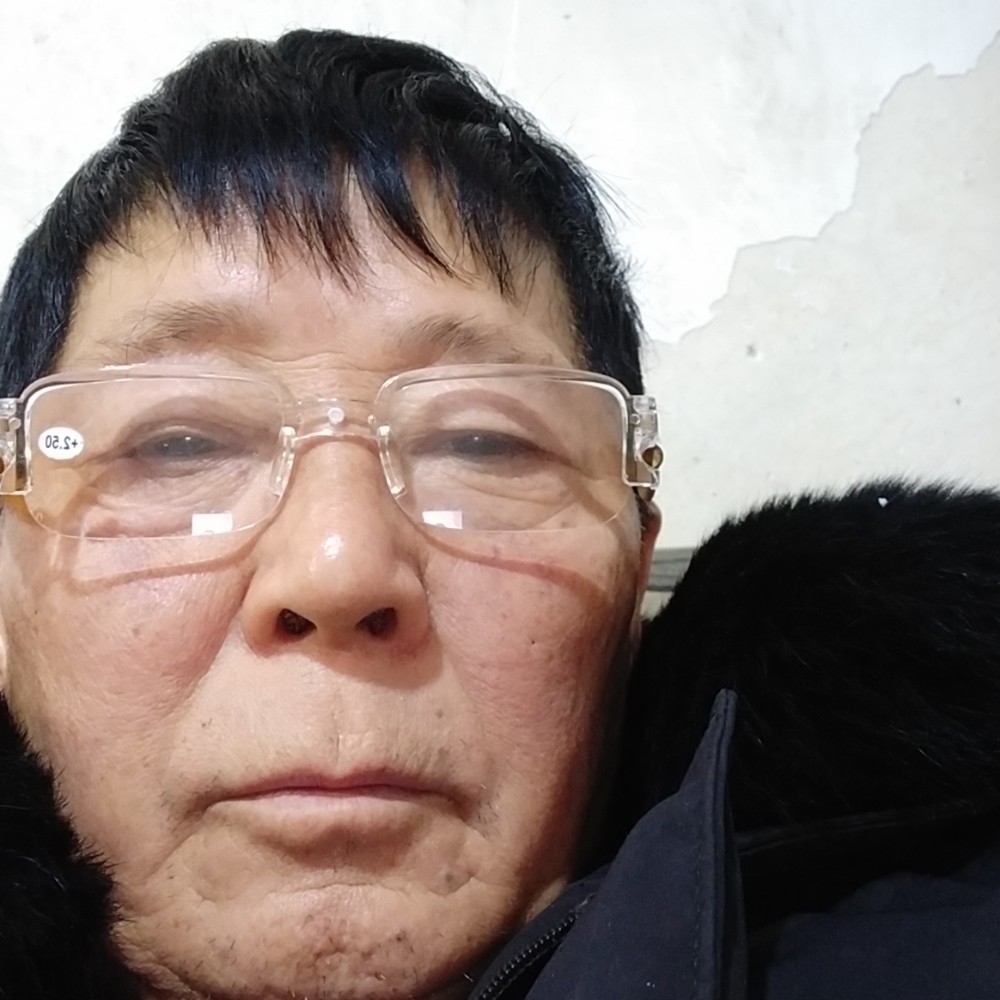 沉默深拥蛋挞的照片